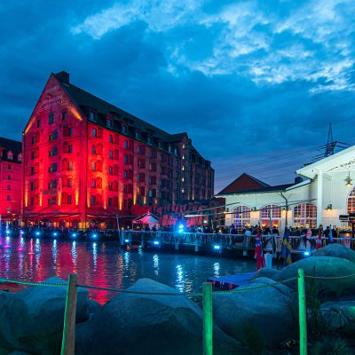 Het meer bij hotel “Krønasår” kleurrijk verlicht in de vroege avond.