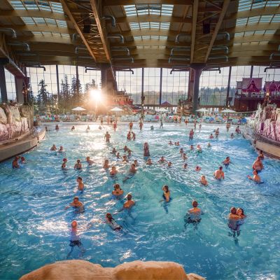 Innenansicht des Surf Fjørd Wellenbads in Rulantica mit Besuchern.