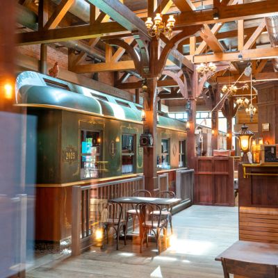 Restaurant Diner Station heeft de uitstraling van een oud westernstation, compleet met oude treinwagons en volop zitplaatsen.