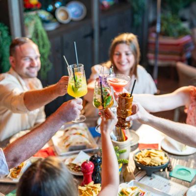 Un gruppo brinda con cocktail colorati al Bodega Mexican Bar & Lounge dell’Europa-Park Resort.