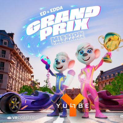 Keyvisual der YULLBE GO Experience GRAND PRIX – Mission Recharge: Ed & Edda stehen vor zwei Rennwägen. Im Hintergrund sieht man den Eiffelturm.