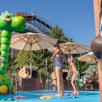Kinderen spelen in de Kinderwaterwereld Lítill Island