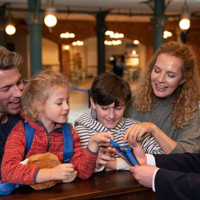 Una famiglia riceve il RulaBand all’ingresso