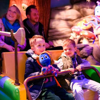 Familie in der Attraktion Snorri Touren