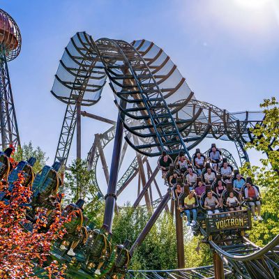 Die Attraktion Voltron Nevera powered by Rimac im Spätsommer zwischen Bäumen.