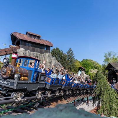 Ein vollbesetzter Zug der Attraktion Alpenexpress "Enzian".