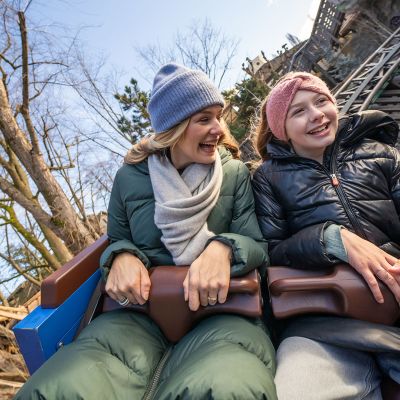 Mutter und Tochter im hintersten Wagen der Attraktion Alpenexpress "Enzian".
