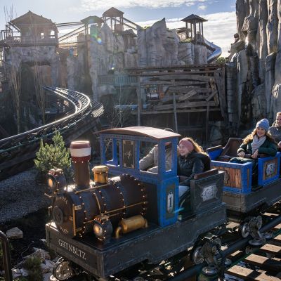 Ein vollbesetzter Zug der Attraktion Alpenexpress "Enzian" während der Fahrt.