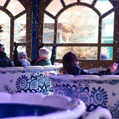 Gäste in der Attraktion Koffiekopjes freuen sich über Schnee.