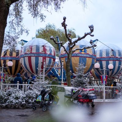 Das Karussell Lichtensteiner Ballonfahrt mit Schnee bedeckt.