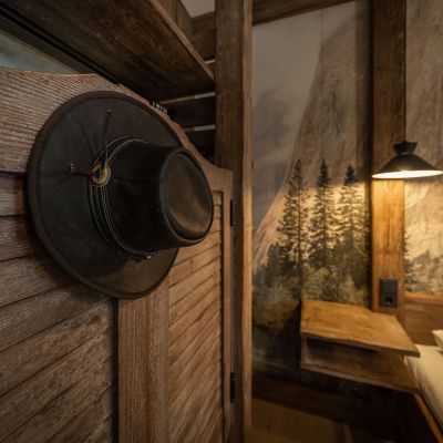 Schrank in einem Zimmer der Riverside Lodge