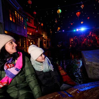 Mutter und Tochter betrachten fasziniert die Szenerie der Attraktion Piraten in Batavia.