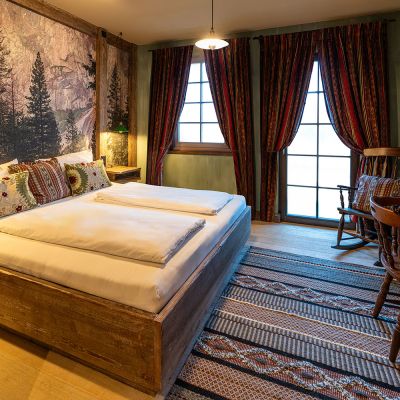 Ein Zimmer der Riverside Western Lodge