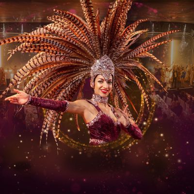 Danseuse portant un couvre-chef glamour en plumes lors du dîner-spectacle d’Europa-Park.