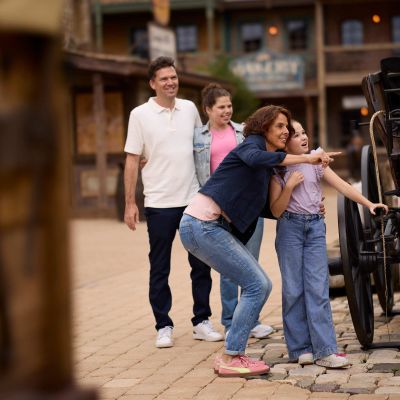 Familie mit Kindern auf der Main Street