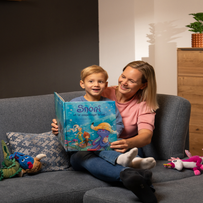 Eine Mutter liest ihrem Sohn den 4. Band der Snorri Bilderbücher vor