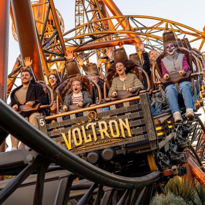 Enthousiaste bezoekers in de achtbaan Voltron Nevera powered by Rimac in het Kroatische themagebied van Europa‑Park.
