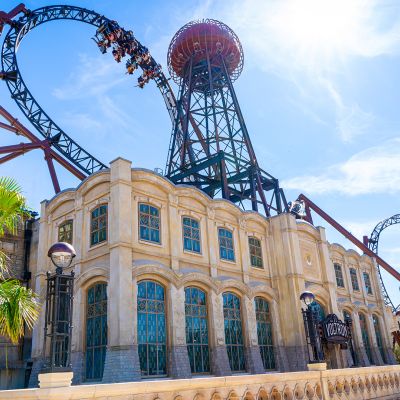 Der authentische Kroatische Themenbereich im Europa-Park mit der Achterbahn Voltron Nevera powered by Rimac und dem Wardenclyffe Tower im Hintergrund.