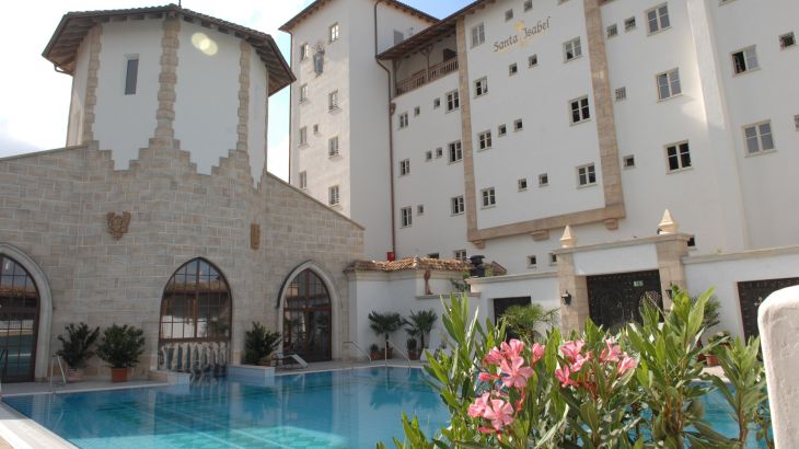 Außenansicht Pool im Santa Isabel Hotel