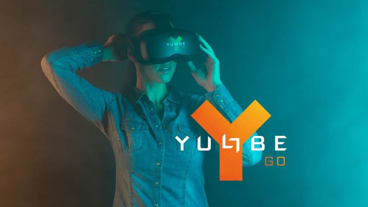 Frau die eine VR-Brille trägt mit YULLBE GO Logo im Vordergrund