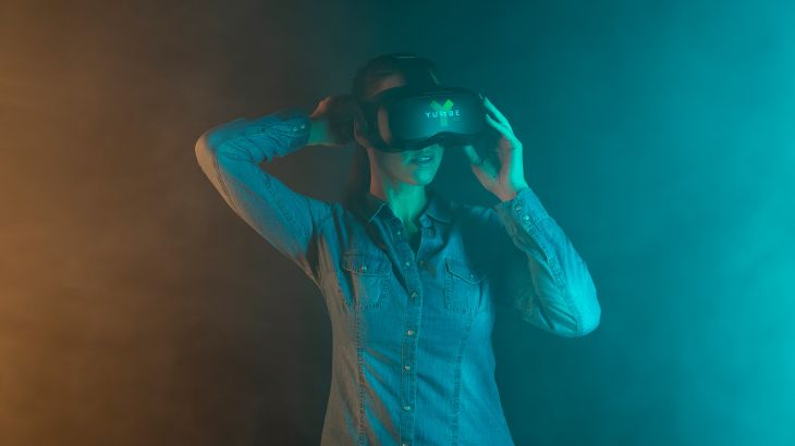Frau die eine VR-Brille trägt