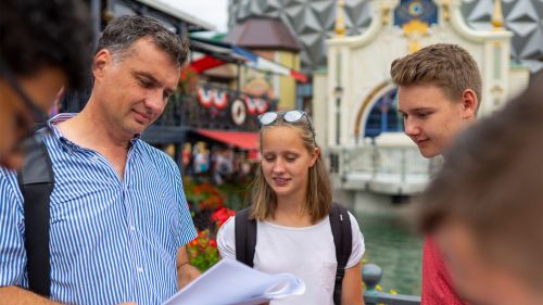 Schulklasse bei Wissensrallye im Europa-Park