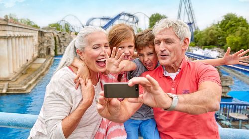 Familie macht ein Selbstporträt vor der Europa-Park Kulisse