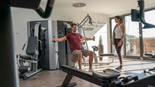 Ein Paar im Fitnessbereich im Hotel Kronasar