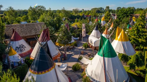 Luftaufnahme der Tipis in der Tipi Town