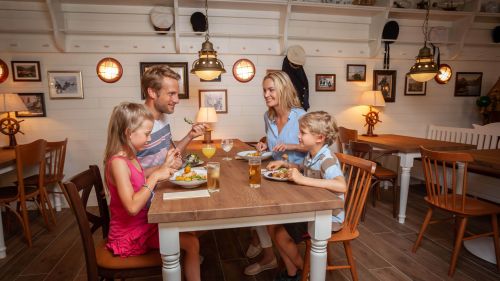 FJORD Restaurant am Tisch sitzt eine Familie beim Essen