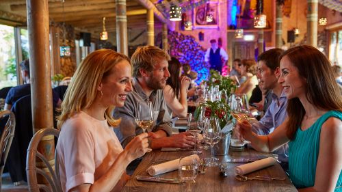 4 Freunde genießen das leckere Essen im SPICES