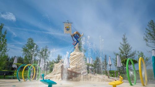 Snorri thront auf einer Sandburg im Rulantica Themenbereich Snorri Strand