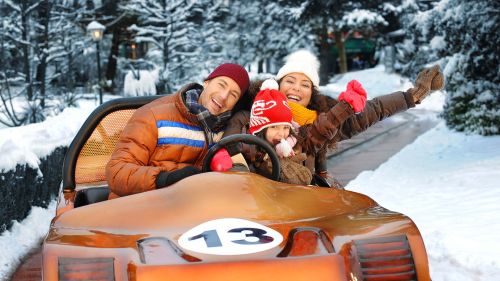 Familie im Rennwagen auf der Silverstone-Piste