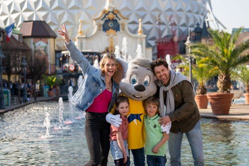 Eine Familie steht im Themenbereich Frankreich vor der Eurosat Kugel