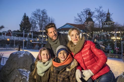 Ein Bild von einer Familie im Park vor einer Eisbahn
