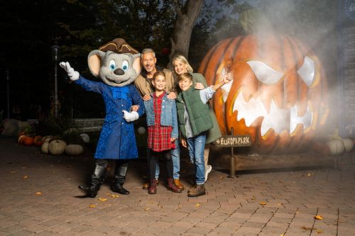 Ein Bild von einer Familie vor einer Halloween Dekoration