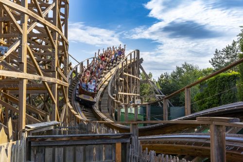 Besucher bei der Fahrt im "WODAN - Timburcoaster"