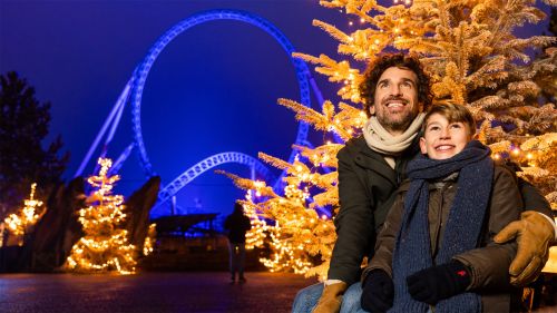 Familie im winterlich geschmückten Themenbereich Island im Europa-Park. 