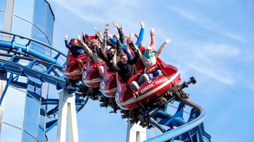 Menschen fahren Euro-Mir im Winter