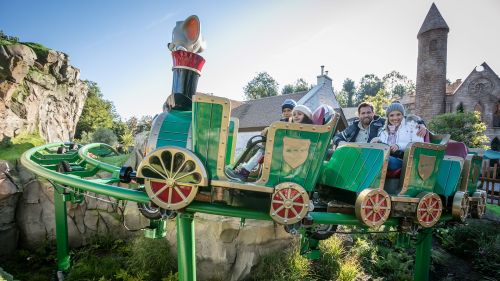 Familie genießt eine Fahrt im Ba-a-a Express