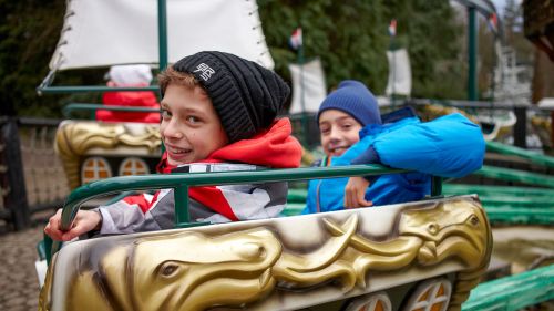 Zwei Jungs in der Attraktion fliegender Holländer