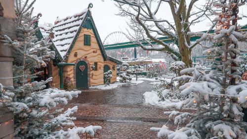 Hänsel und Gretel im winterlichen Märchenwald