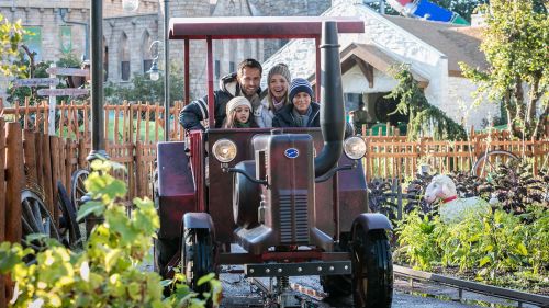 Familie in Old Mac Donald's Tractor Fun