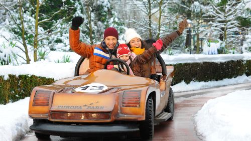 Familie im Auto auf der Silverstone Piste