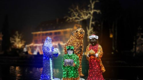 Beleuchtete Figuren im Garten des Schloss Balthasar