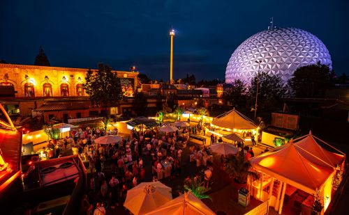 Menschen bei Dunkelheit zwischen Essens- und Getränkeständen