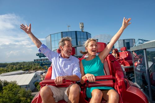 Ein Paar genießt die rasante Fahrt auf der Euro-Mir.