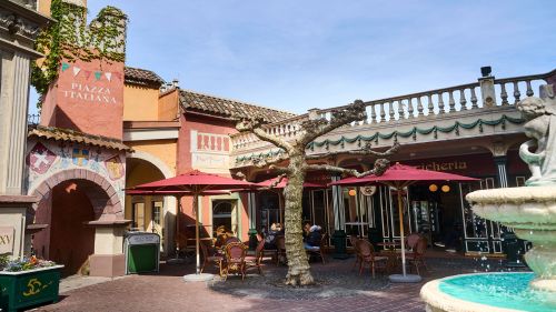 Blick vom Brunnen auf das Café Benedetto
