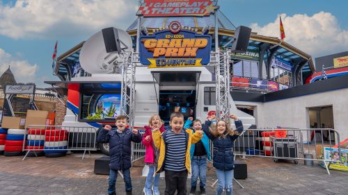 Themenbereich Luxemburg mit Blick auf die Attraktion GRAND PRIX EDventure. Davor ein paar Kinder, die sich auf die Fahrt freuen.