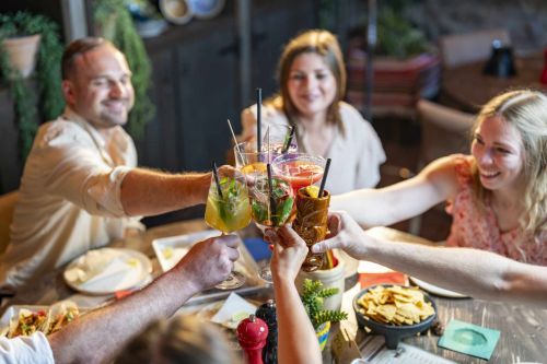 Gruppe stößt mit bunten Cocktails in der Bodega Mexican Bar & Lounge im Europa-Park Erlebnis-Resort an. 
